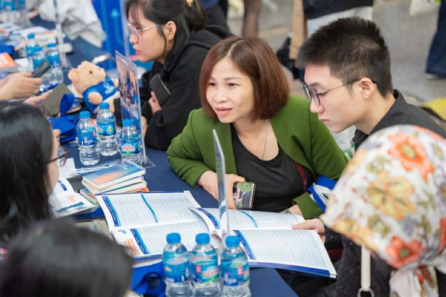 Thí sinh và cán bộ tư vấn tra cứu đề án và điều kiện xét tuyển tại ngày hội tuyển sinh đại học