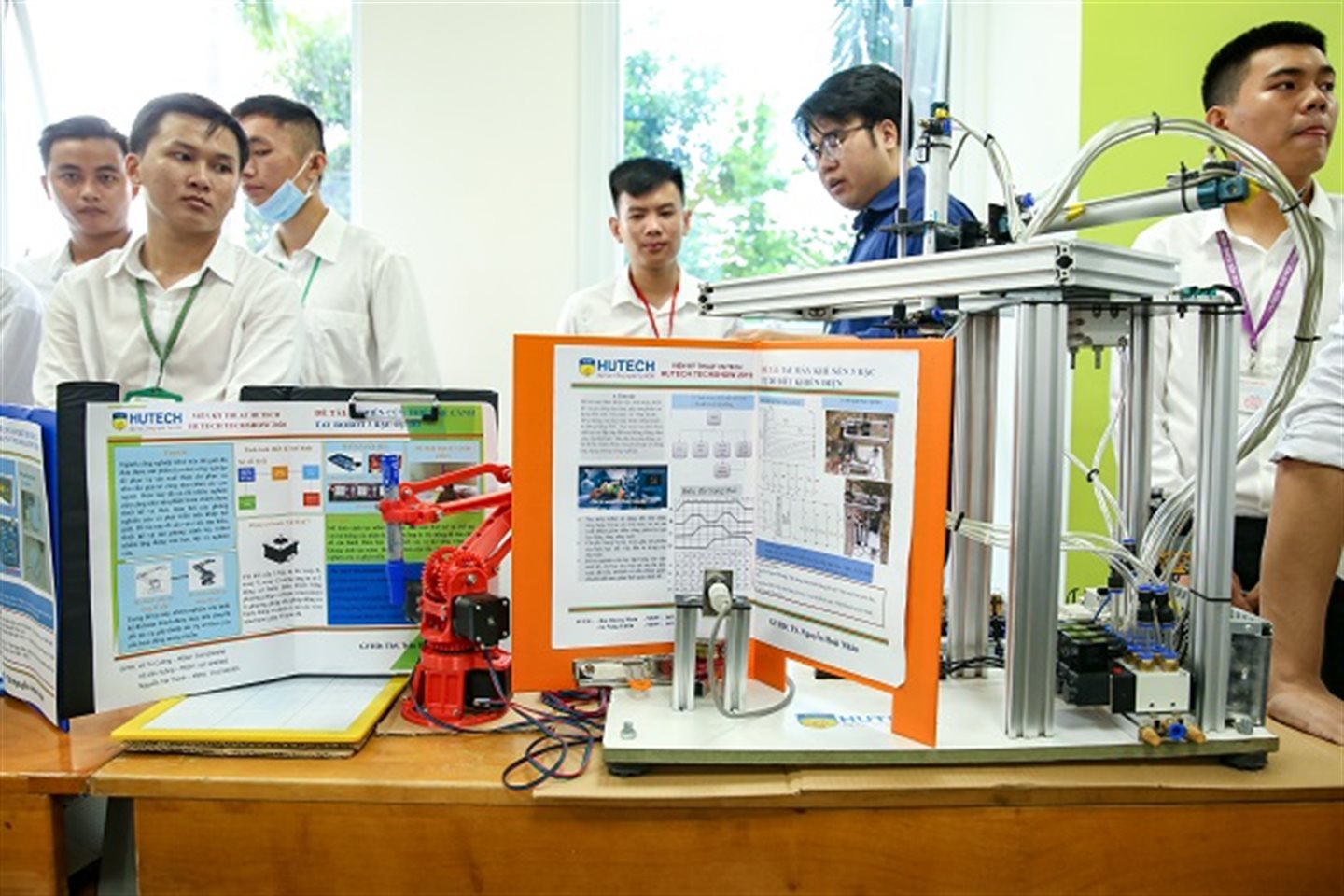 Sinh viên ngành Kỹ thuật Cơ điện tử và Tự động hóa chế tạo mô hình cánh tay robot và hệ thống điều khiển