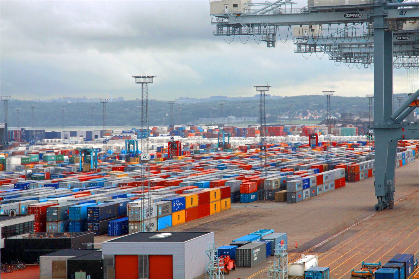 Cảng biển container nhộn nhịp với bãi bốc dỡ hàng hóa và hệ thống cẩu trục bờ xuất nhập khẩu quốc tế