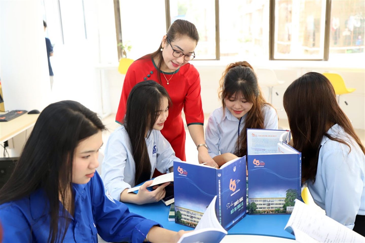 Cố vấn học tập và giảng viên tận tình trao đổi, hướng dẫn định hướng học tập cho nhóm sinh viên đại học