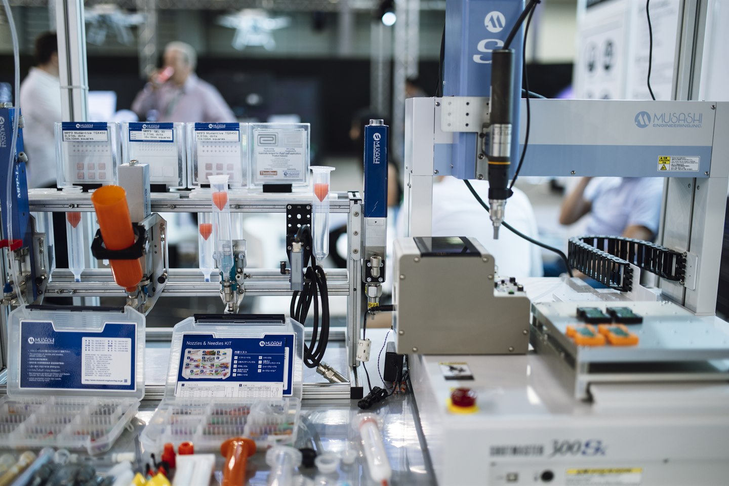 Hệ thống tự động hóa công nghiệp và cánh tay robot thực tế trong phòng thí nghiệm và nhà xưởng sản xuất